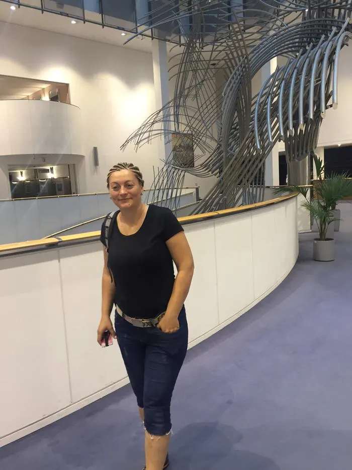 Mihaela Davidescu dans le hall du Parlement Européen