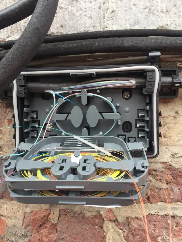 Boîtier fibre optique Proximus sur façade en brique