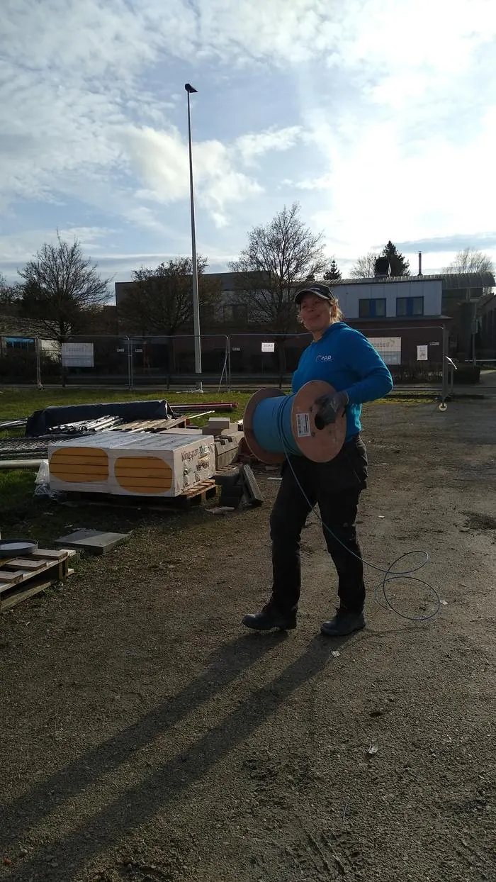 Mihaela Davidescu avec tambour de câble sur le chantier ONSS Charleroi