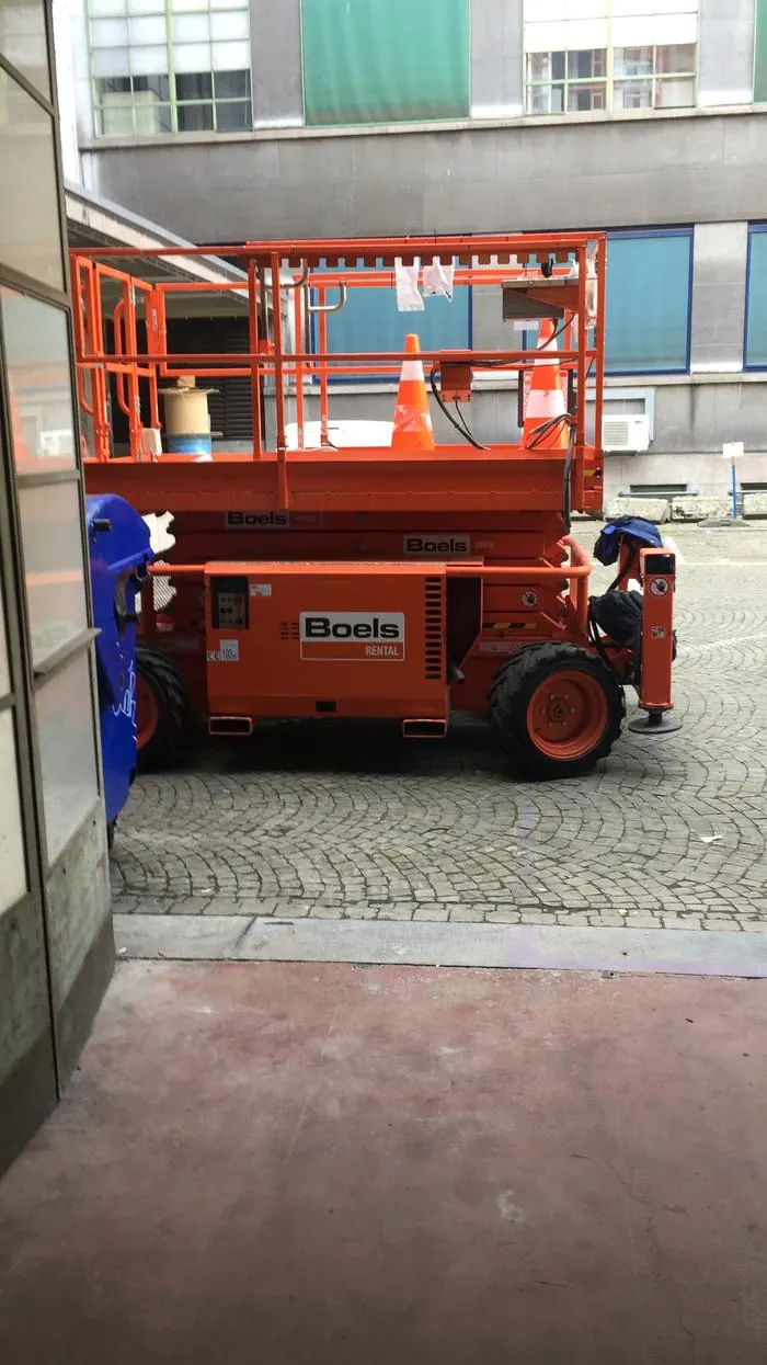 Nacelle Boels Rental sur pavé belge chantier Proximus