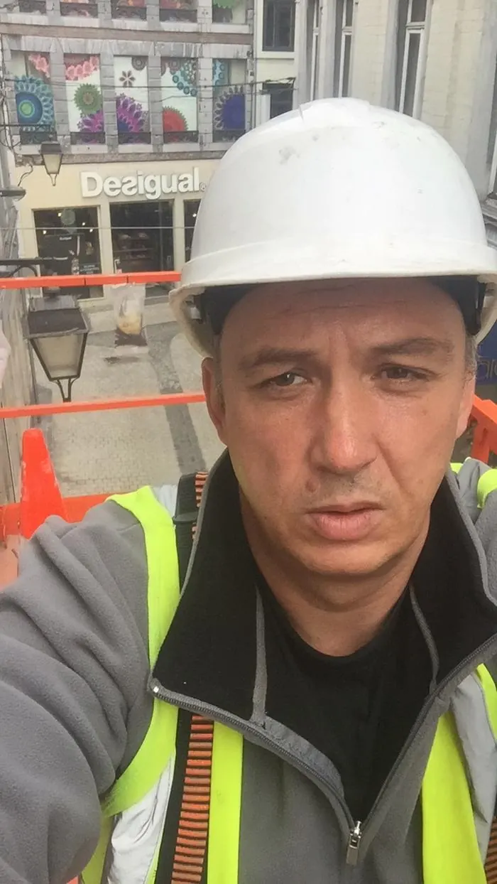 Travaux en nacelle sur la façade de Primark Bruxelles