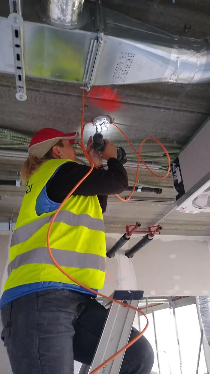 Électricien en activité sur chantier industriel