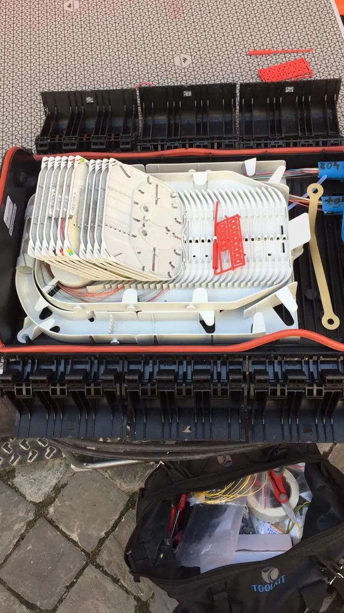 Boîtier splice closure fibre optique Proximus ouvert